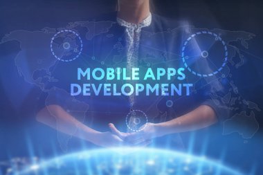 İş, teknoloji, Internet ve ağ kavramı. Geleceğin sanal bir ekranda çalışan genç bir girişimci ve yazıt görür: mobil uygulamaları geliştirme