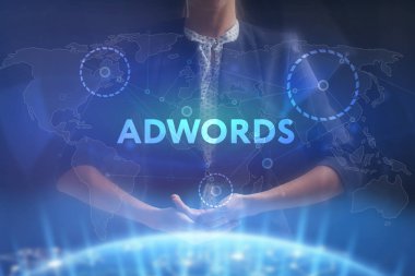 İş, teknoloji, Internet ve ağ kavramı. Geleceğin sanal bir ekranda çalışan genç bir girişimci ve yazıt görür: Adwords