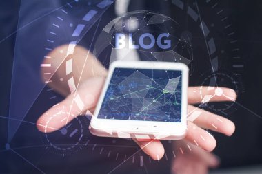 İş, teknoloji, Internet ve ağ kavramı. Geleceğin sanal bir ekranda çalışan genç bir girişimci ve yazıt görür: blog