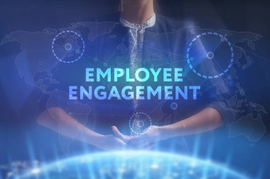 İş, teknoloji, Internet ve ağ kavramı. Geleceğin sanal bir ekranda çalışan genç bir girişimci ve yazıt görür: nişan çalışan