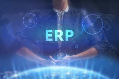 İş, teknoloji, Internet ve ağ kavramı. Geleceğin sanal bir ekranda çalışan genç bir girişimci ve yazıt görür: Erp