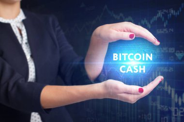 İş, teknoloji, Internet ve ağ kavramı. Geleceğin sanal bir ekranda çalışan genç bir girişimci ve yazıt görür: bitcoin nakit