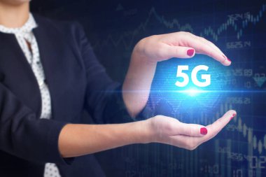 İş, teknoloji, Internet ve ağ kavramı. Geleceğin sanal bir ekranda çalışan genç bir girişimci ve yazıt görür: 5g