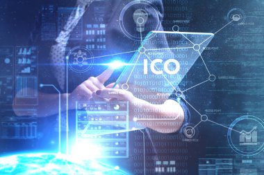 İş, teknoloji, Internet ve ağ kavramı. Geleceğin sanal bir ekranda çalışan genç bir girişimci ve yazıt görür: ICO