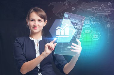 İş, teknoloji, Internet ve ağ kavramı. Geleceğin sanal bir ekranda çalışan genç bir girişimci ve yazıt görür: 