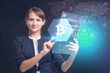 İş, teknoloji, Internet ve ağ kavramı. Geleceğin sanal bir ekranda çalışan genç bir girişimci ve yazıt görür: 