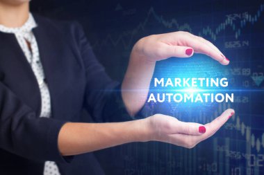 İş, teknoloji, Internet ve ağ kavramı. Geleceğin sanal bir ekranda çalışan genç bir girişimci ve yazıt görür: Pazarlama Otomasyonu