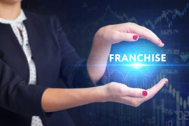 İş, teknoloji, Internet ve ağ kavramı. Geleceğin sanal bir ekranda çalışan genç bir girişimci ve yazıt görür: Franchise