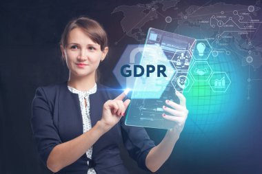 İş, teknoloji, Internet ve ağ kavramı. Geleceğin sanal bir ekranda çalışan genç bir girişimci ve yazıt görür: Gdpr
