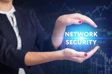 İş, teknoloji, Internet ve ağ kavramı. Geleceğin sanal bir ekranda çalışan genç bir girişimci ve yazıt görür: ağ güvenliği