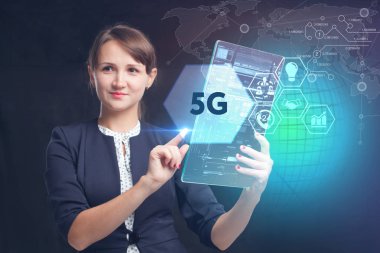 İş, teknoloji, Internet ve ağ kavramı. Geleceğin sanal bir ekranda çalışan genç bir girişimci ve yazıt görür: 5g