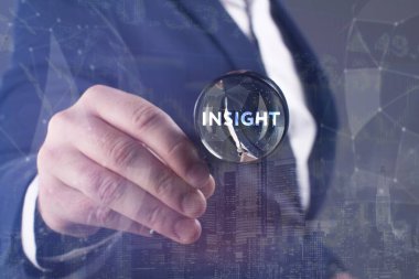 İş, teknoloji, Internet ve ağ kavramı. Geleceğin sanal bir ekranda çalışan genç bir girişimci ve yazıt görür: Insight