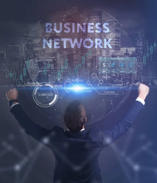 ビジネス インターネット ネットワークのコンセプトです 未来の仮想画面に取り組んでいる若い起業家と碑文を見ている ビジネス ネットワーク — ストック写真