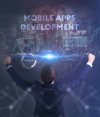 İş, teknoloji, Internet ve ağ kavramı. Geleceğin sanal bir ekranda çalışan genç bir girişimci ve yazıt görür: mobil uygulamaları geliştirme