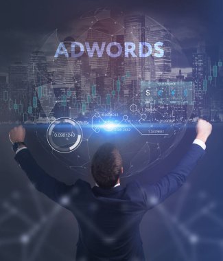 İş, teknoloji, Internet ve ağ kavramı. Geleceğin sanal bir ekranda çalışan genç bir girişimci ve yazıt görür: Adwords