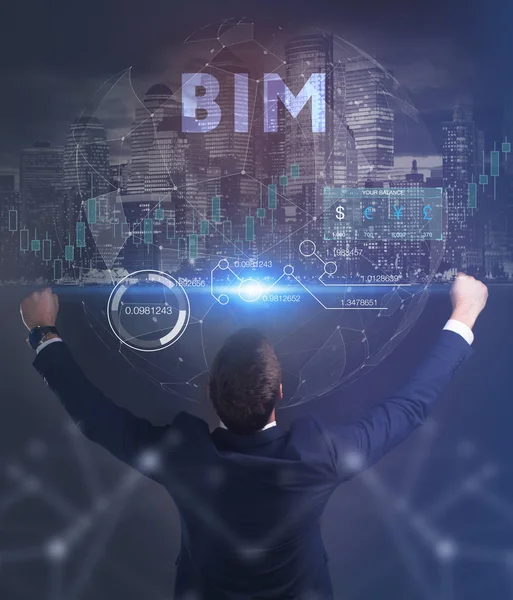 İş, teknoloji, internet ve şebeke kavramı. Geleceğin sanal ekranı üzerinde çalışan genç bir girişimci yazıyı görür: BIM