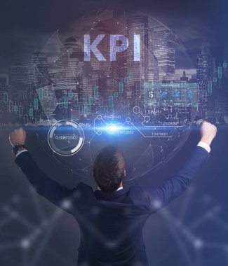 İş, teknoloji, Internet ve ağ kavramı. Geleceğin sanal bir ekranda çalışan genç bir girişimci ve yazıt görür: KPI