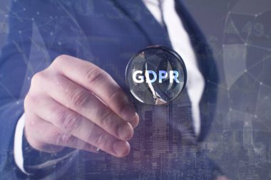 İş, teknoloji, Internet ve ağ kavramı. Geleceğin sanal bir ekranda çalışan genç bir girişimci ve yazıt görür: Gdpr