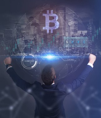 İş, teknoloji, Internet ve ağ kavramı. Geleceğin sanal bir ekranda çalışan genç bir girişimci ve yazıt görür: 