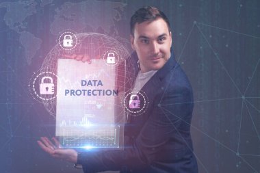 İş, teknoloji, Internet ve ağ kavramı. Geleceğin sanal bir ekranda çalışan genç bir girişimci ve yazıt görür: veri koruma