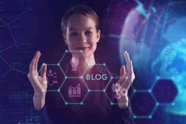 İş, teknoloji, Internet ve ağ kavramı. Geleceğin sanal bir ekranda çalışan genç bir girişimci ve yazıt görür: blog