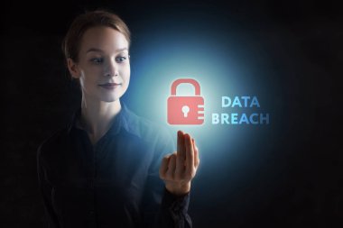 İş, teknoloji, Internet ve ağ kavramı. Geleceğin sanal bir ekranda çalışan genç bir girişimci ve yazıt görür: veri ihlali