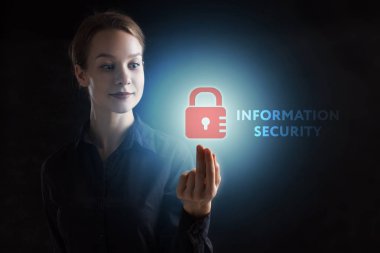 İş, teknoloji, Internet ve ağ kavramı. Geleceğin sanal bir ekranda çalışan genç bir girişimci ve yazıt görür: bilgi güvenliği
