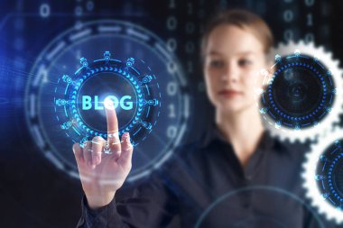 İş, teknoloji, Internet ve ağ kavramı. Geleceğin sanal bir ekranda çalışan genç bir girişimci ve yazıt görür: blog