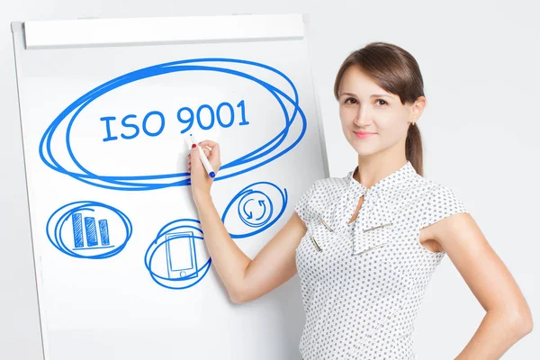 互联网和网络理念 一位年轻的企业家在黑板上写下了一个词 Iso 9001 — 图库照片