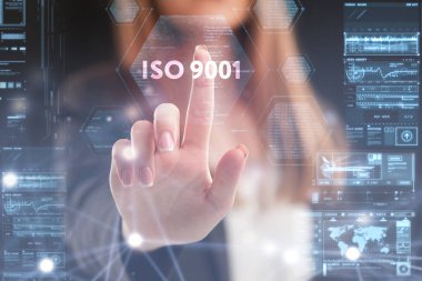 İş, teknoloji, internet ve şebeke kavramı. Geleceğin sanal ekranı üzerinde çalışan genç bir girişimci yazıyı görür: ISO 9001