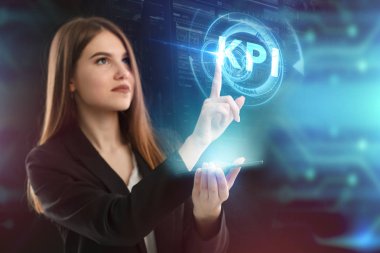 İş, teknoloji, Internet ve ağ kavramı. Geleceğin sanal bir ekranda çalışan genç bir girişimci ve yazıt görür: KPI