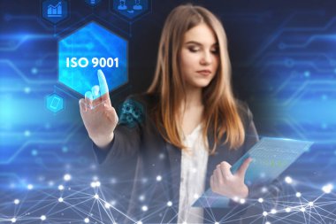 İş, teknoloji, internet ve şebeke kavramı. Geleceğin sanal ekranı üzerinde çalışan genç bir girişimci yazıyı görür: ISO 9001