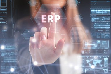 İş, teknoloji, Internet ve ağ kavramı. Geleceğin sanal bir ekranda çalışan genç bir girişimci ve yazıt görür: Erp