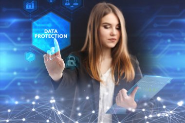 İş, teknoloji, Internet ve ağ kavramı. Geleceğin sanal bir ekranda çalışan genç bir girişimci ve yazıt görür: veri koruma