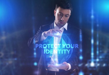 İş, teknoloji, Internet ve ağ kavramı. Geleceğin sanal bir ekranda çalışan genç bir girişimci ve yazıt görür: Kimliğinizi korumak