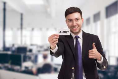 İş, teknoloji, internet ve ağ kavramı. Genç girişimci gösterilen anahtar sözcük: denetim