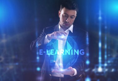 İş, teknoloji, Internet ve ağ kavramı. Geleceğin sanal bir ekranda çalışan genç bir girişimci ve yazıt görür: E-öğrenme