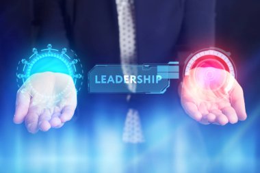 İş, teknoloji, Internet ve ağ kavramı. Geleceğin sanal bir ekranda çalışan genç bir girişimci ve yazıt görür: liderlik
