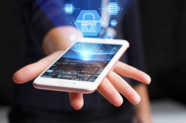 İş, teknoloji, Internet ve ağ kavramı. Geleceğin sanal bir ekranda çalışan genç bir girişimci ve yazıt görür: Kimliğinizi korumak
