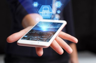 İş, teknoloji, Internet ve ağ kavramı. Geleceğin sanal bir ekranda çalışan genç bir girişimci ve yazıt görür: sahtekarlık önleme