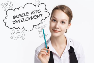 İş, teknoloji, Internet ve ağ kavramı. Geleceğin sanal bir ekranda çalışan genç bir girişimci ve yazıt görür: mobil uygulamaları geliştirme