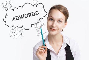 İş, teknoloji, Internet ve ağ kavramı. Geleceğin sanal bir ekranda çalışan genç bir girişimci ve yazıt görür: Adwords