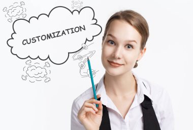 İş, teknoloji, Internet ve ağ kavramı. Geleceğin sanal bir ekranda çalışan genç bir girişimci ve yazıt görür: özelleştirme