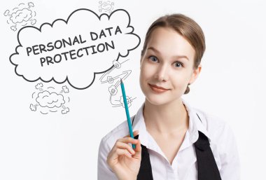 İş, teknoloji, Internet ve ağ kavramı. Geleceğin sanal bir ekranda çalışan genç bir girişimci ve yazıt görür: kişisel verilerin korunması