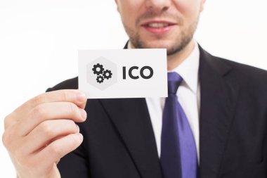 İş, teknoloji, internet ve ağ kavramı. Anahtar kelime gösterilen genç girişimci: ICO