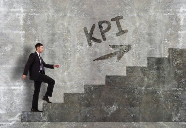İş, teknoloji, internet ve ağ kavramı. Genç bir girişimci kariyer basamaklarını gidiyor: KPI