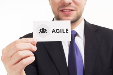 İş, teknoloji, internet ve ağ kavramı. Anahtar kelime gösterilen genç girişimci: çevik