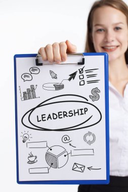 İş, teknoloji, internet ve ağ kavramı. Anahtar kelime gösterilen genç girişimci: liderlik