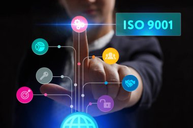 İş, teknoloji, internet ve şebeke kavramı. Geleceğin sanal ekranı üzerinde çalışan genç bir girişimci yazıyı görür: ISO 9001