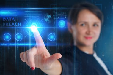 İş, teknoloji, Internet ve ağ kavramı. Geleceğin sanal bir ekranda çalışan genç bir girişimci ve yazıt görür: veri ihlali